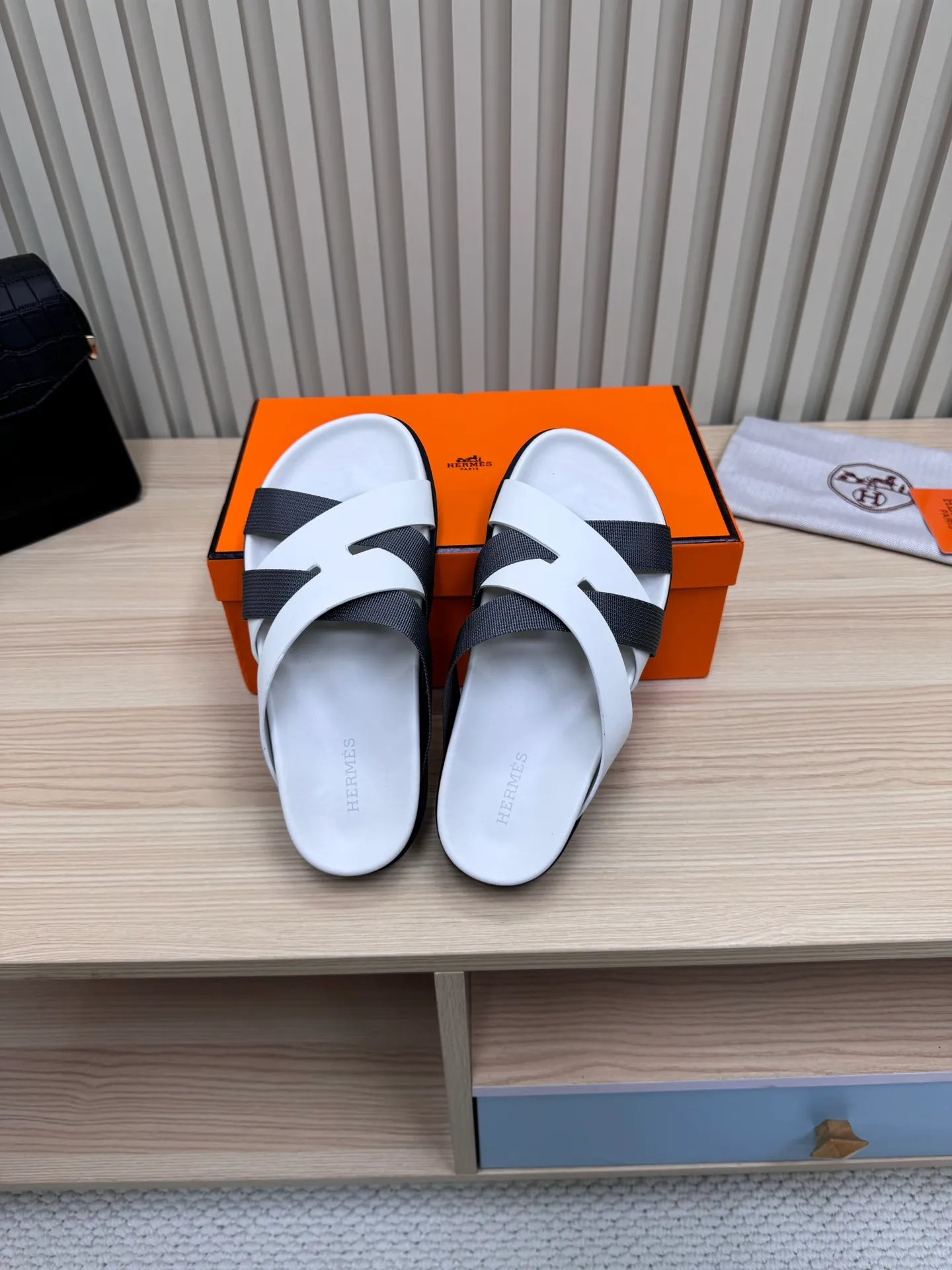 👟👟Ex-factory price 502👟👟 (Top version) Hermes 🐎The extremely popular couple's second uncle slippers/the latest snake print sandals and slippers, paired with various colorful socks, so trendy!  ———————— Upper: imported cowhide/sheep leather/cloth/palmprint leather lining: imported cowhide/sheepskin outsole: Tpu non-slip and wear-resistant outsole Female size: 35-42 (40.41.42 non-returnable and non-exchangeable) Male code: 39-45 (45 non-returnable and non-exchangeable)